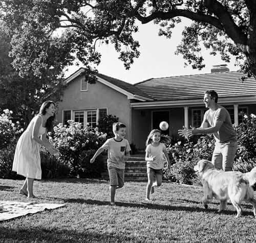 familia jugando en jardín de su casa